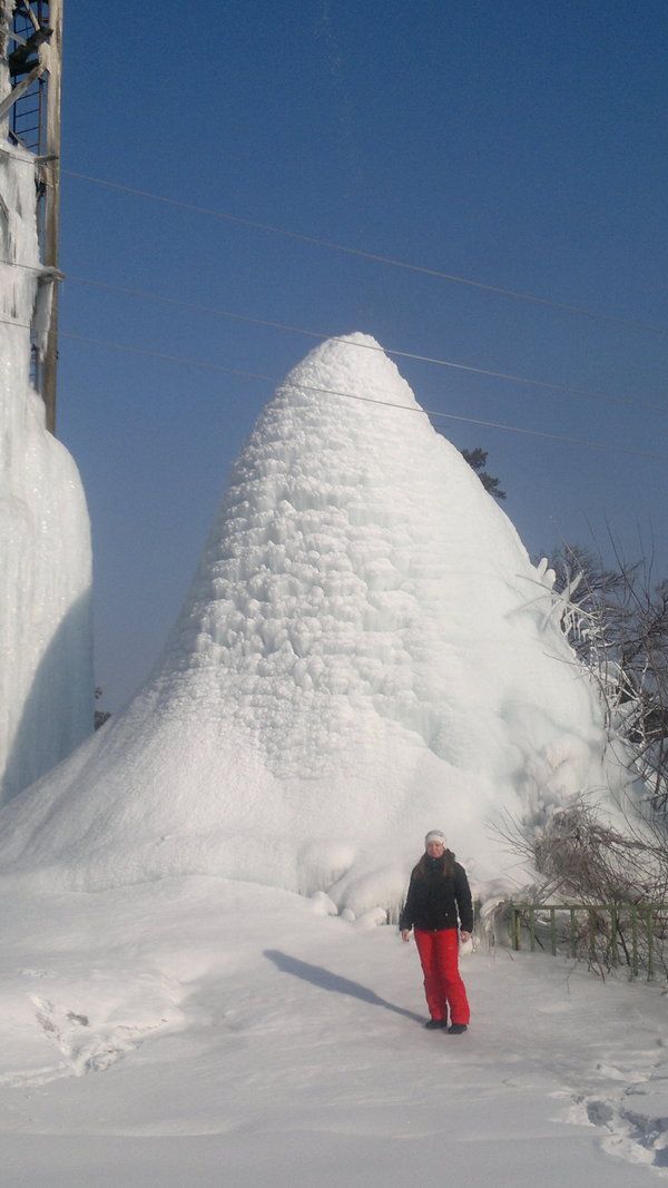 Ледяная горка у водонапорной башни (3 фото)