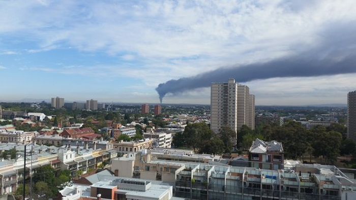 В Мельбурне загорелись 120 000 покрышек (7 фото + 2 видео)