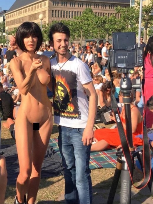 Швейцарская художница Мило Муаре устроила голую акцию протеста в центре Кельна (4 фото)