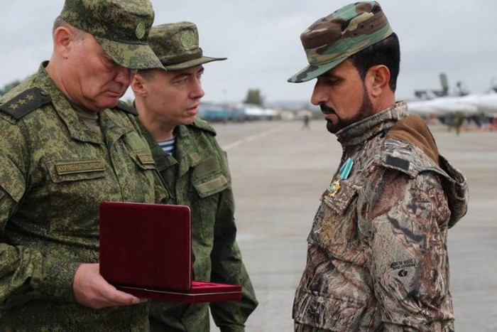 Командир сирийского спецназа «Тигр» Хасан Сухел награжден российским орденом «Дружбы» (5 фото)
