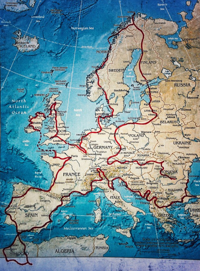 Семья объехала всю Европу на мотоцикле, посетив 41 страну за 4 месяца (40 фото)