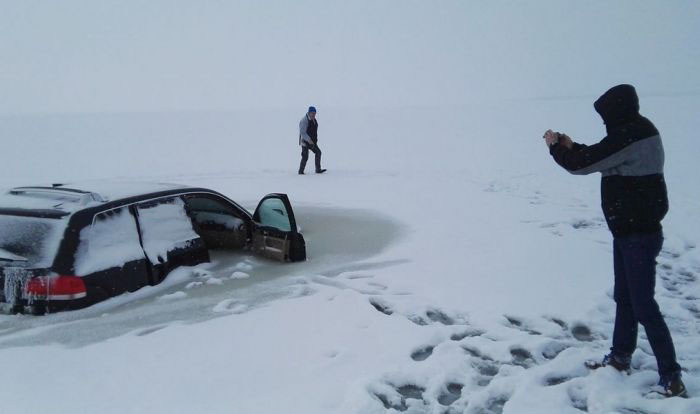 В Эстонии провалившийся под лед внедорожник вмерз в воду (4 фото)