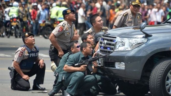 В Индонезии произошла серия взрывов, в результате которых погибли 6 человек (11 фото + видео)