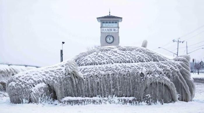 Ночной шторм и сильный мороз превратили автомобиль в большую глыбу льда (4 фото)