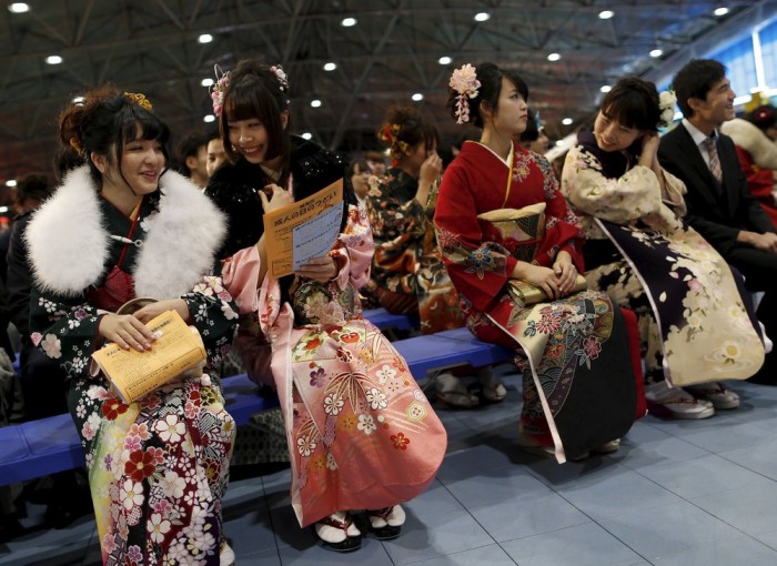 В Японии 1 200 000 девушек и парней отметили День совершеннолетия (20 фото)