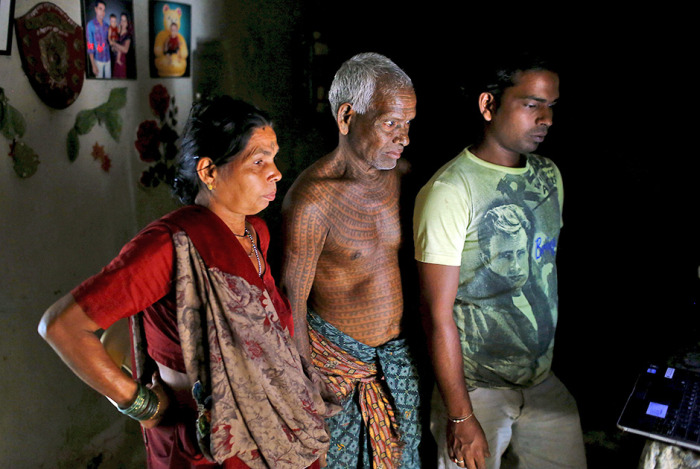 Члены индийской секты «Рамнами самадж» - люди, которые покрывают себя татуировками с именем бога Рамы (21 фото)