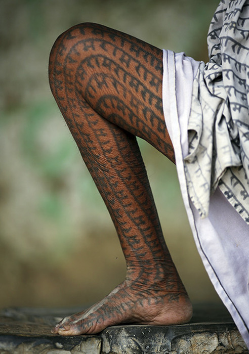 Члены индийской секты «Рамнами самадж» - люди, которые покрывают себя татуировками с именем бога Рамы (21 фото)