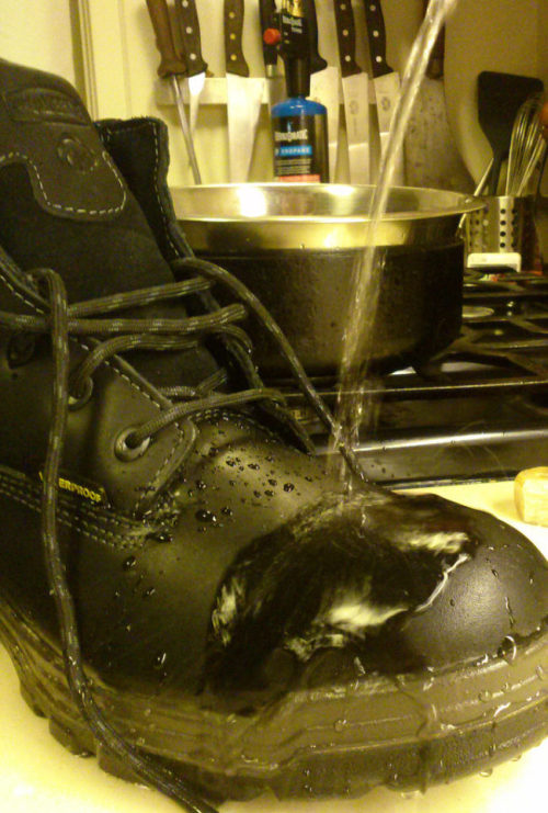 Как сделать ботинки действительно водонепроницаемыми (5 фото)