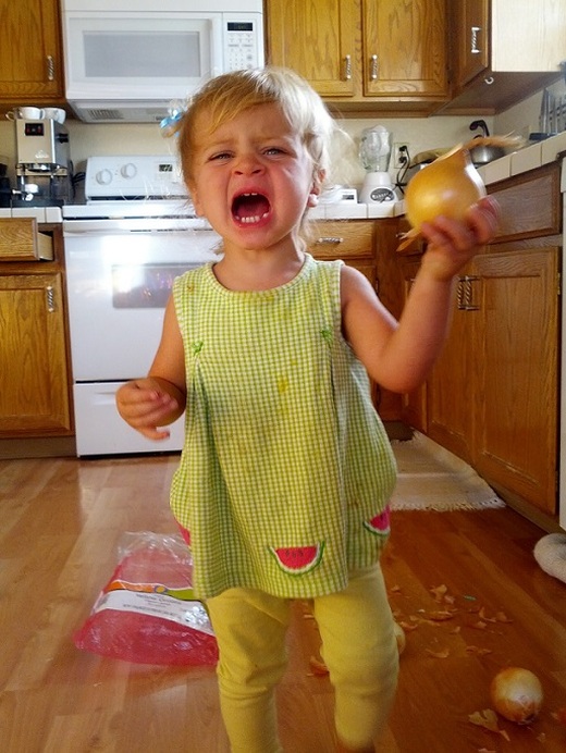 Девочка решила съесть яблоко (5 фото)