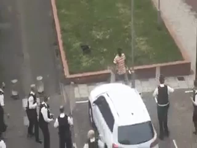 Группа полицейских против одного мигранта