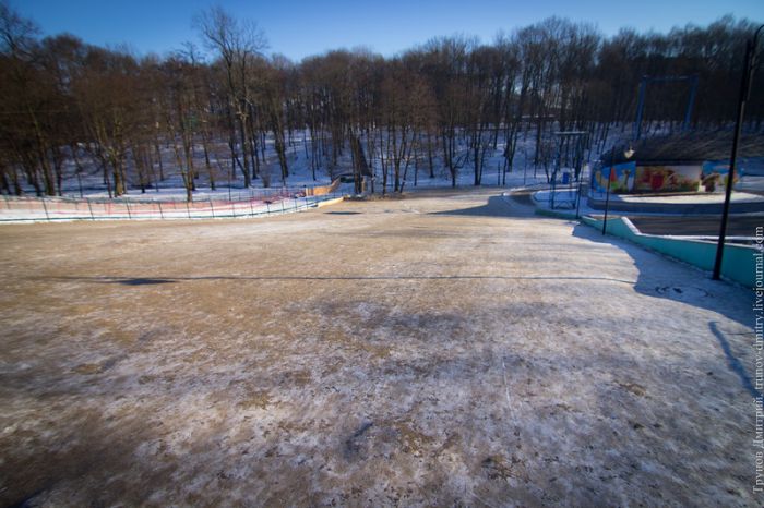 В калининградском парке засыпали песком бесплатную снежную горку, заставив отдыхающих кататься на платной (6 фото)