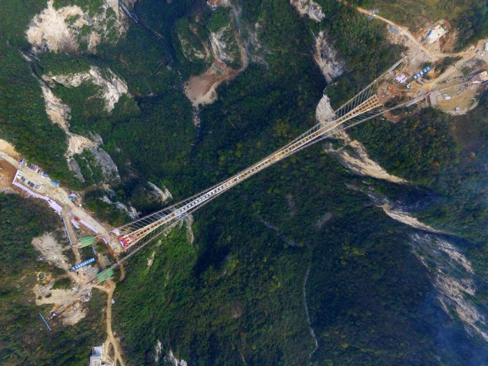 В Китае подходит к концу строительство самого длинного в мире стеклянного моста (6 фото + видео)