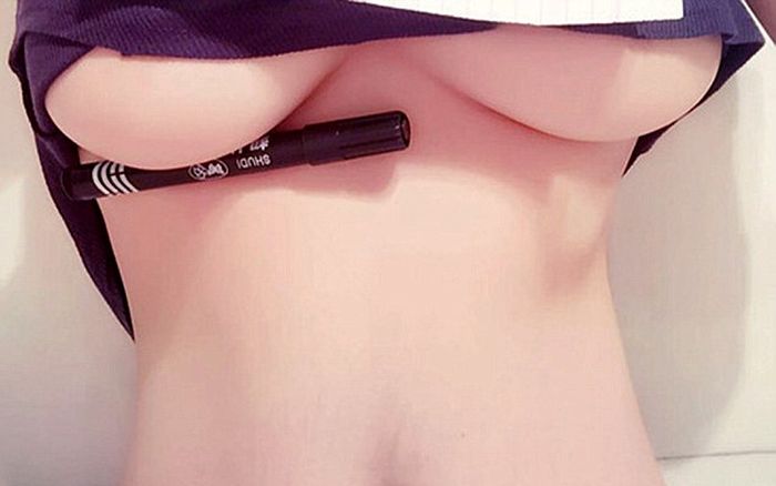 Китаянки стали выкладывать в соцсети фотографии своей груди с зажатыми под ней предметами (15 фото)