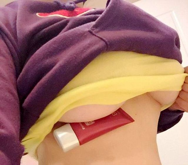 Китаянки стали выкладывать в соцсети фотографии своей груди с зажатыми под ней предметами (15 фото)