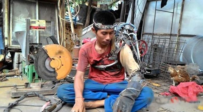 Индонезиец с парализованной рукой заявил о создании собственной бионической руки (4 фото + видео)