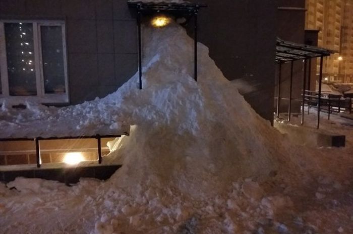В Домодедово Возмущенные жители засыпали снегом дверь управляющей компании (2 фото)
