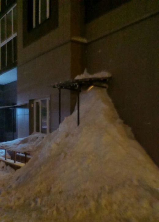 В Домодедово Возмущенные жители засыпали снегом дверь управляющей компании (2 фото) В Домодедово Возмущенные жители засыпали снегом дверь управляющей компании (2 фото)