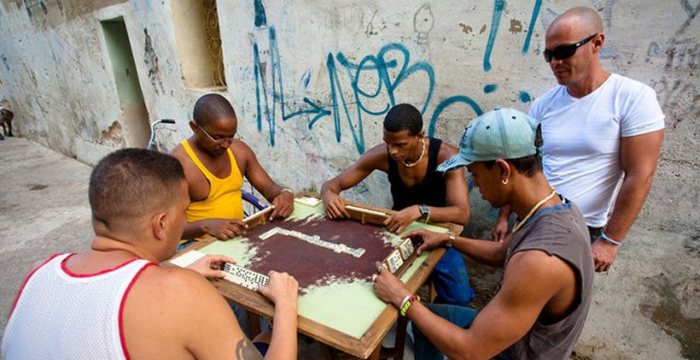 Чего не стоит делать на Кубе (12 фото)
