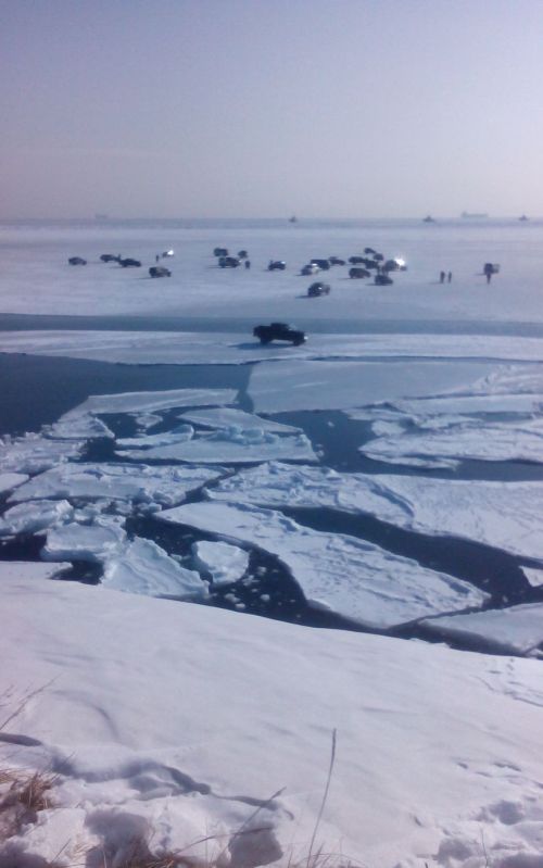 В Хабаровском крае отколовшаяся льдина унесла в море 40 человек (3 фото + видео)