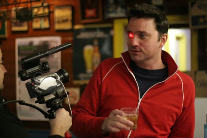 Режиссер Роб Спенс вставил камеру вместо глаза и теперь снимает интервью от первого лица (9 фото)