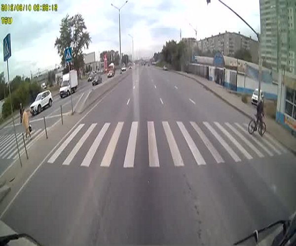 Велосипедист получил небольшой урок на дороге