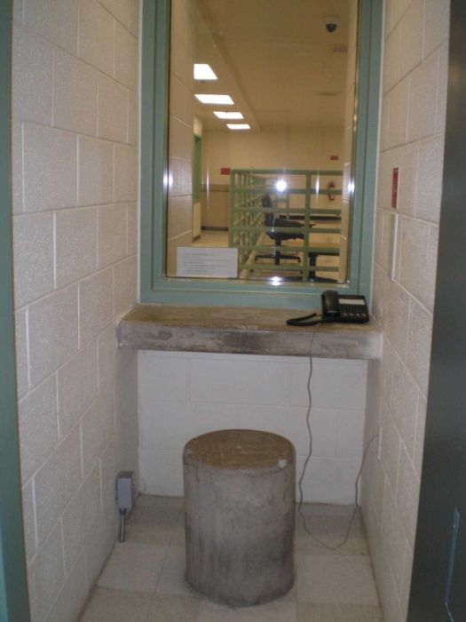 Мексиканскому наркобарону Хоакину Гусману по кличке Коротышка подготовили одиночную камеру в тюрьме Колорадо (12 фото)