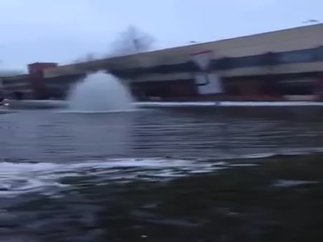 В Санкт-Петербурге из-за прорыва труб забили два новых «фонтана»