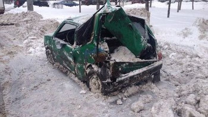 Снегоуборочная машина раздавила автомобиль, приняв его за кучу снега (4 фото)