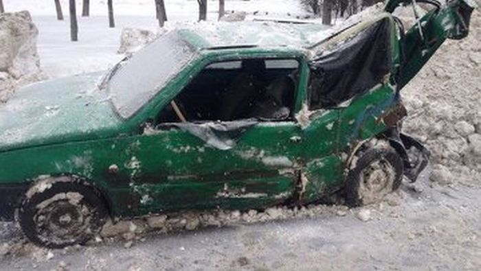 Снегоуборочная машина раздавила автомобиль, приняв его за кучу снега (4 фото)