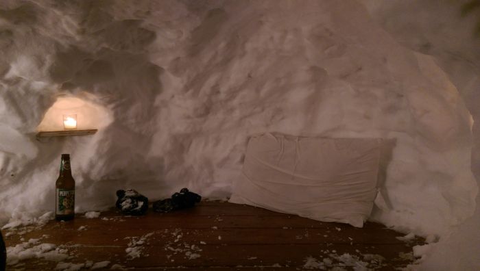 Уютный снежный домик на заднем дворе (13 фото)