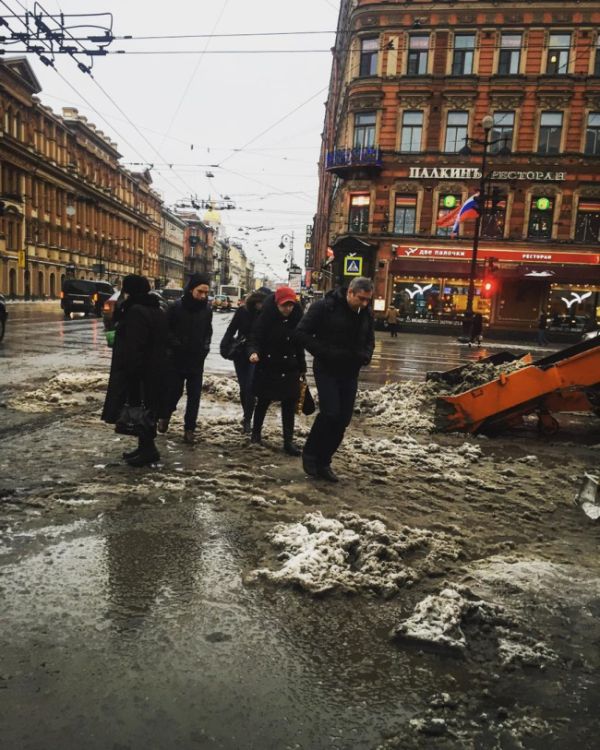 Москвичи выразили массовое недовольство чрезвычайно скользкой плиткой на пешеходных дорожках (13 фото)