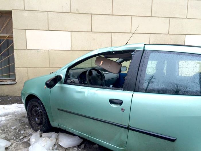 В Минске упавшие с крыши дома ледяные глыбы повредили BMW X5 и Fiat Punto (5 фото)