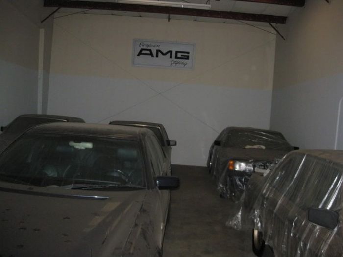 Забытый склад Mercedes-Benz AMG в Сан-Франциско (19 фото)