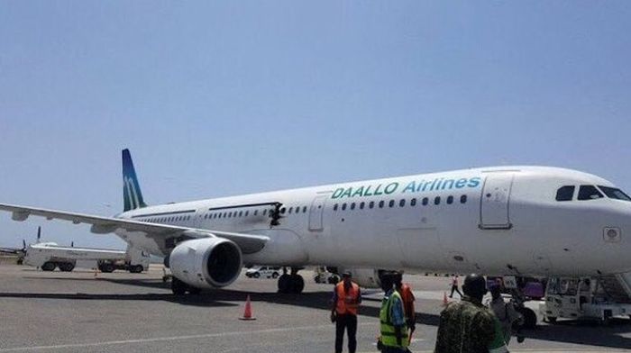 В Сомали самолет авиакомпании Daallo Airlines совершил экстренную посадку из-за взрывов на борту (3 фото)