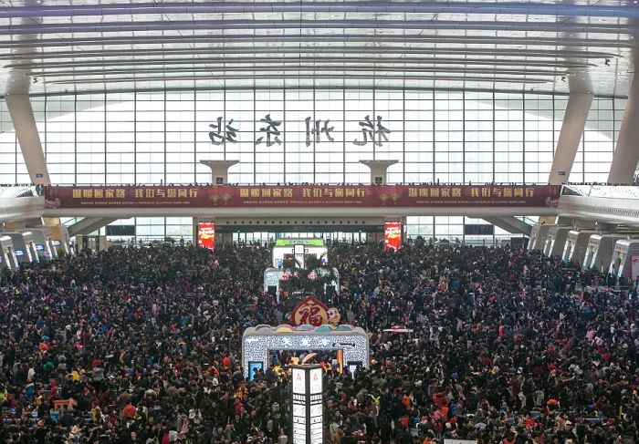 На железнодорожной станции Гуанджоу скопилось более 100 000 пассажиров (9 фото)