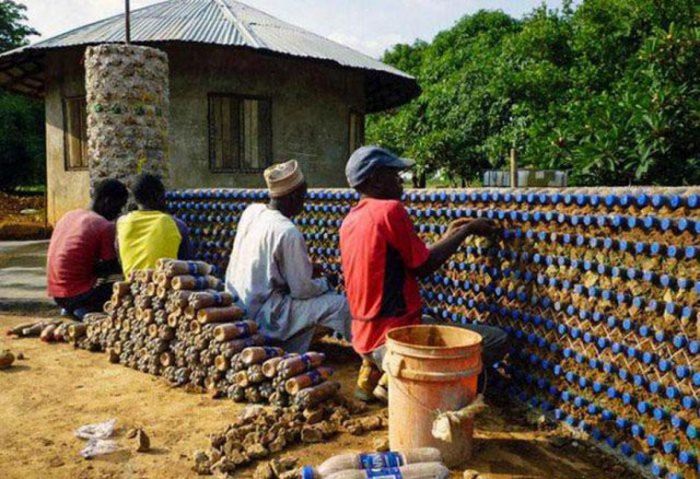 В Нигерии начали строить дома из пластиковых бутылок (7 фото)