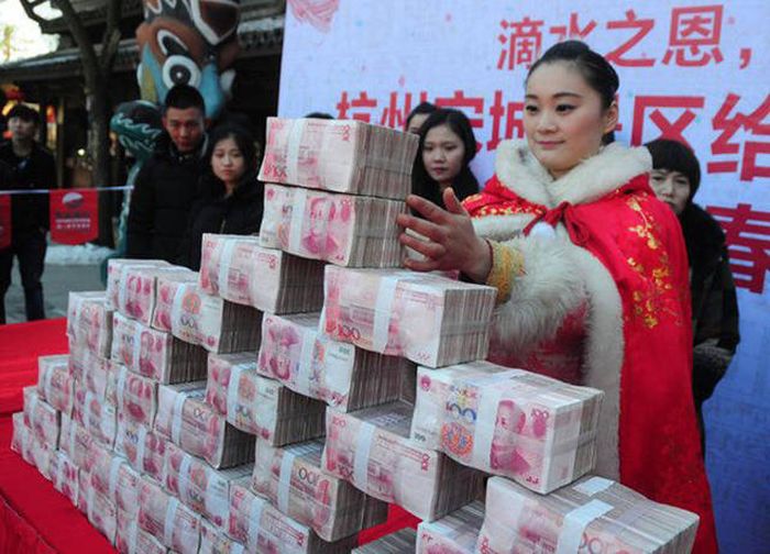 Китайцам предложили искупаться в деньгах (17 фото)