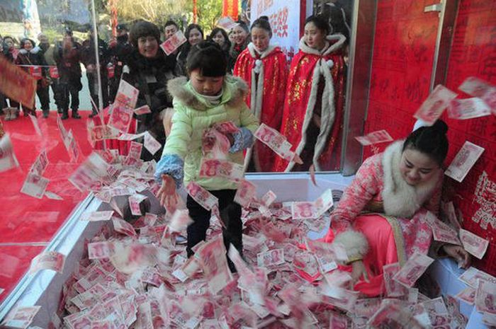 Китайцам предложили искупаться в деньгах (17 фото)