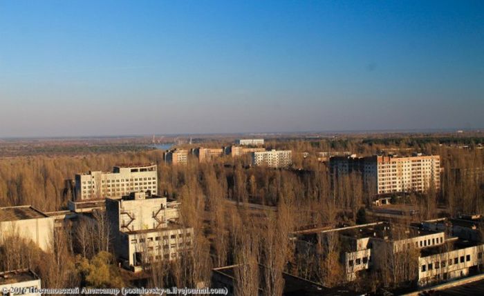 Вид на Припять, открывающийся с 16-этажек города (25 фото)