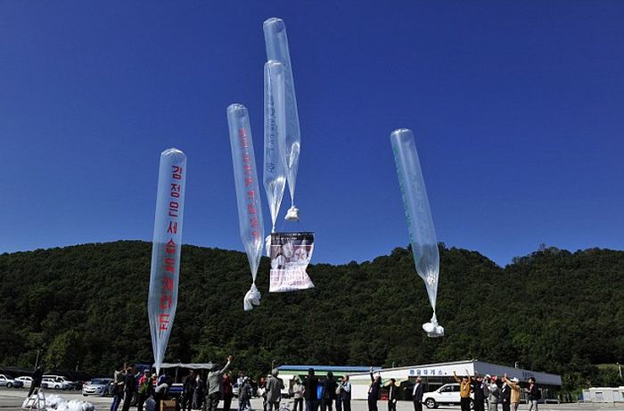 Северная Корея отправляет на территорию Южной Кореи воздушные шары с мусором и пропагандой (3 фото)