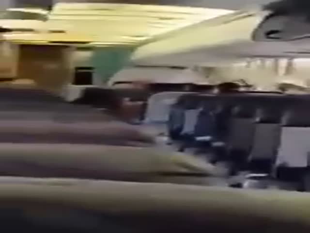 Пассажир снял на видео полет в самолете после взрыва