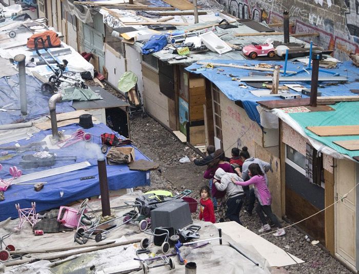 Цыганские трущобы на окраине Парижа (16 фото)