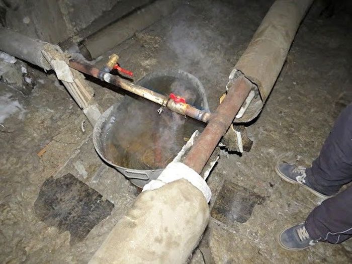 В Екатеринбурге коммунальщики «устранили» течь, подставив под трубу старый таз (3 фото)