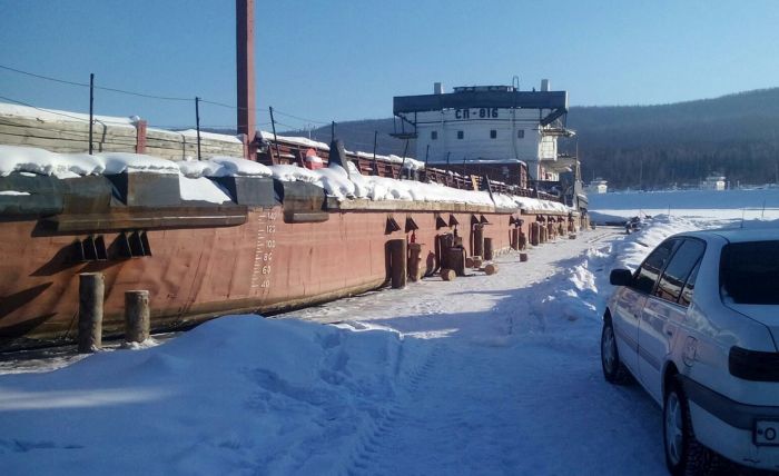 Подъем судна на лед для ремонта в зимний период времени (9 фото)