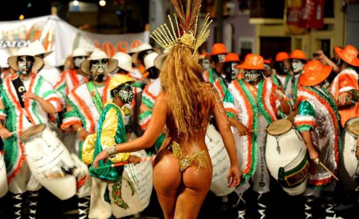 В Бразилии стартовал карнавал самбы (28 фото)