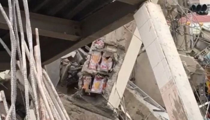 Рухнувший во время землетрясения на Тайване дом оказался построенным из масляных бочек (4 фото)