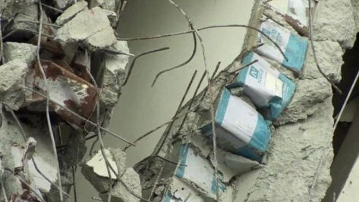 Рухнувший во время землетрясения на Тайване дом оказался построенным из масляных бочек (4 фото)