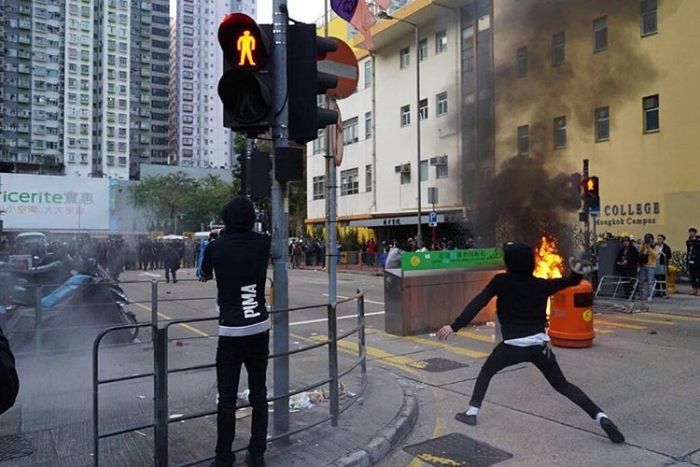 Массовые беспорядки на улицах Гонконга (12 фото + 4 видео)