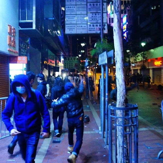 Массовые беспорядки на улицах Гонконга (12 фото + 4 видео)
