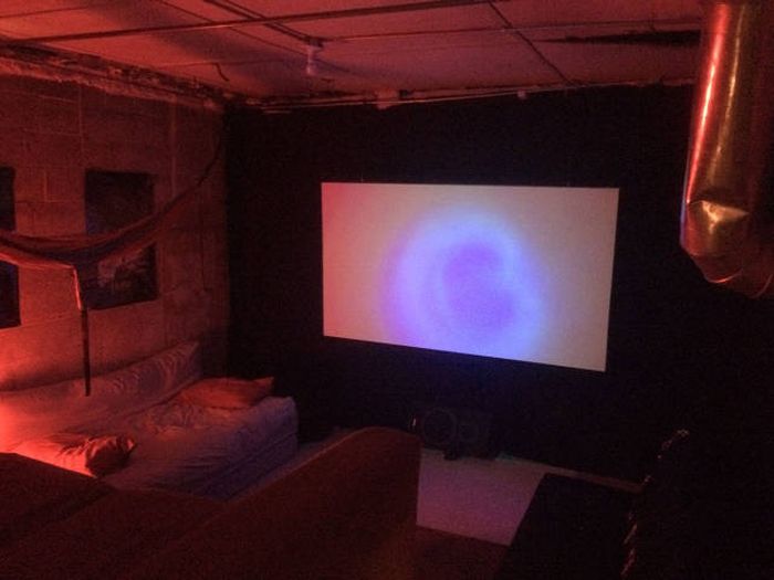 Студент превратил подвал в личный кинотеатр (38 фото)